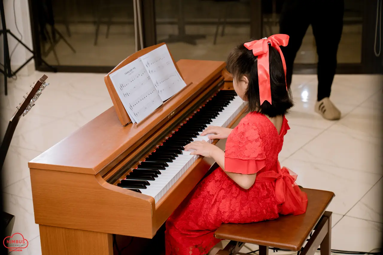 Học viên Nimbus chơi piano