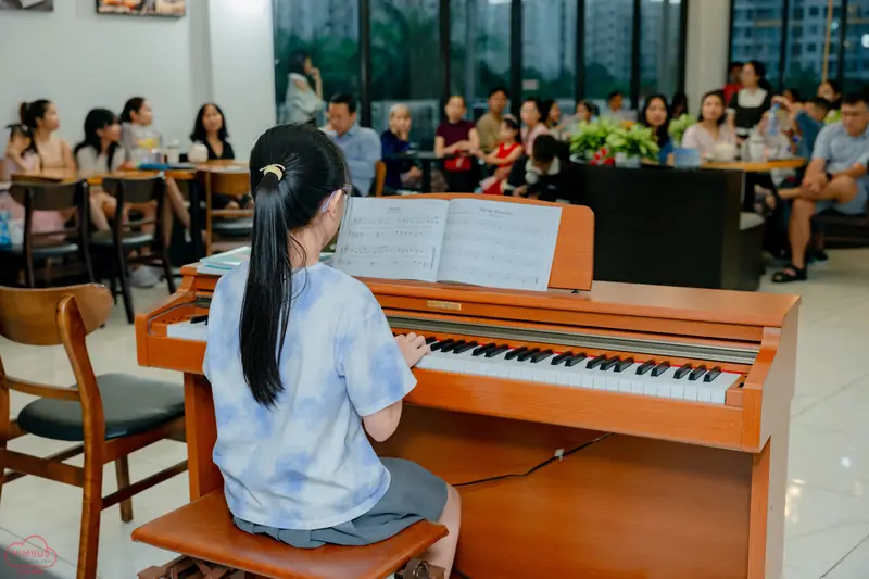 Học viên biểu diễn piano trước khán giả
