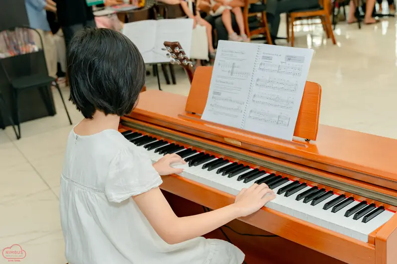 Học viên chơi piano