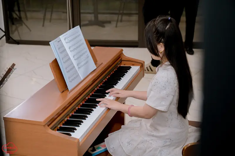 Học viên đọc bản nhạc và chơi piano