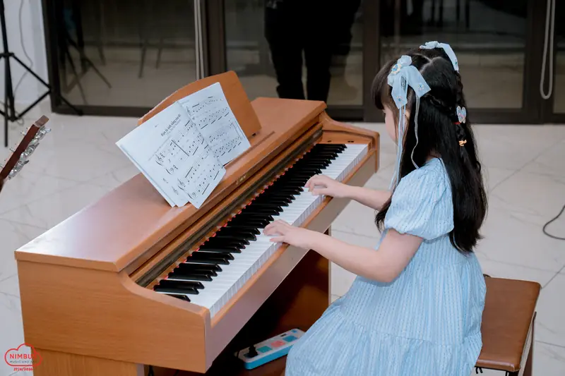 Học viên nhỏ tuổi chơi piano