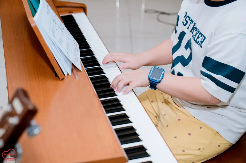 Học viên luyện ngón trên phím đàn